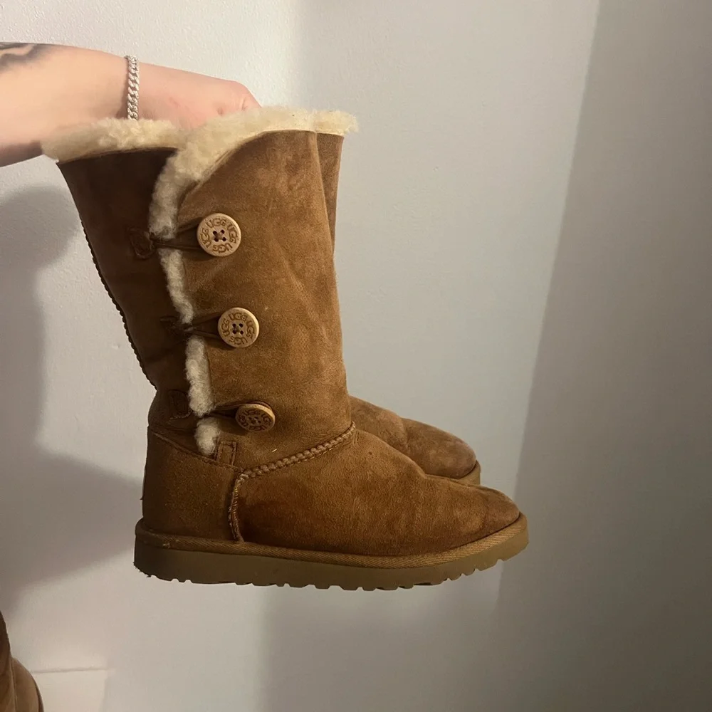 UGGS - Picture 1 of 4